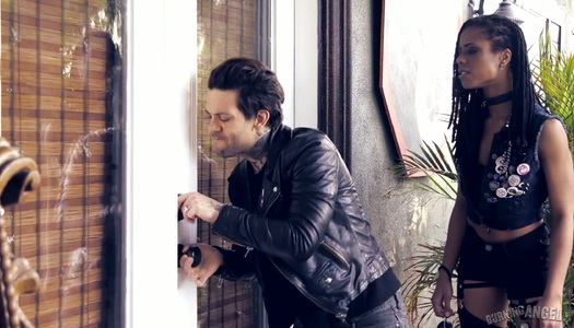 Pornobild Die versaute schwarze Hottie Kira Noir wird von einem heißblütigen weißen Kerl gefickt