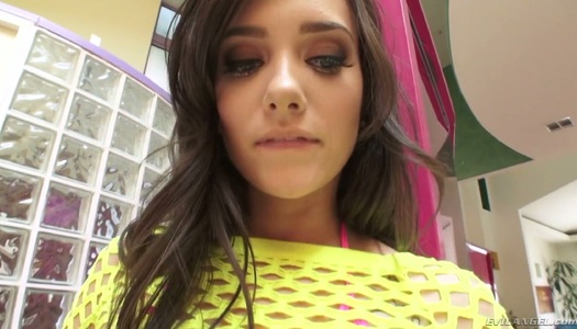 Pornobild Die anal-verrückte Hottie Gia Paige ölt ihren Arsch ein und lässt ihren Anus hämmern