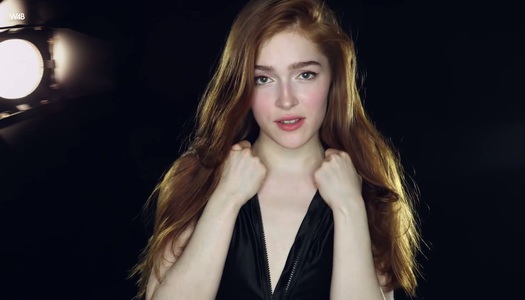 Das sinnliche Baby Lady Dee leckt eine Nahaufnahme-Muschi mit gestreckten Vorhängen Porno Bilder