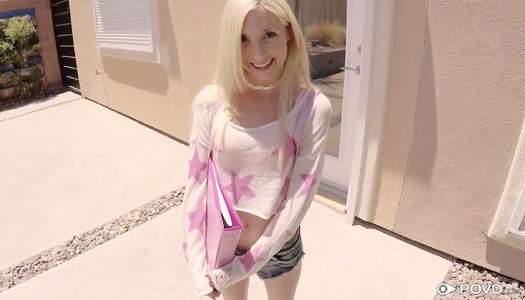 Pornobild Die zierliche blonde Piper Perri wird von einem gut ausgestatteten Kerl in einem heißen POV-Clip gefickt