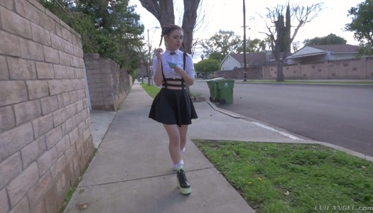 Pornobild Der unhöfliche Kerl fickt das süße Mädchen Lucie Cline und spritzt ihr ins Gesicht