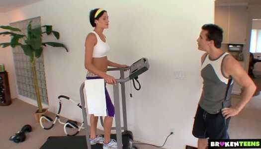 Fitnessküken Ashdon James wird von einem geilen Fitnesstrainer im Fitnessstudio gefickt Porno Bilder