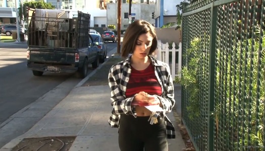 Die großartige heiße Darcie Dolceis isst einen lecker aussehenden Muff, der zu ihrer Freundin gehört Porno Bilder