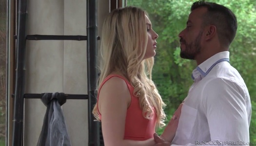 Torrid blonde Alecia Fox liebt sich mit ihrem geilen Freund Porno Bilder