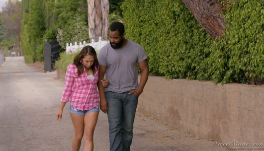 Pornobild Das leckere weiße Mädchen Sara Luvv wird von einem riesigen schwarzen Kerl gefickt