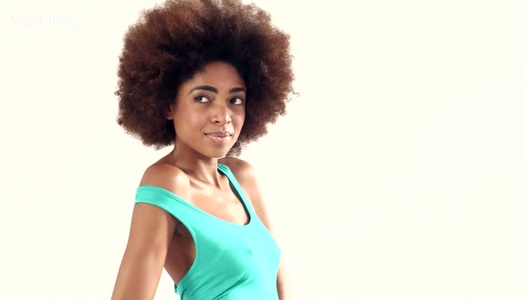 Pornobild Die saftige Hottie Luna Corazon spreizt die Beine weit und zeigt ihre rosafarbene Muschi