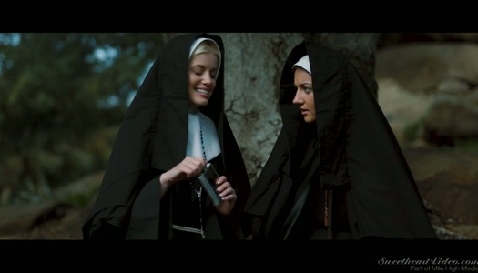 Pornobild Das sündhaft schöne Baby Penny Pax liebt sich mit der Nonne im Freien