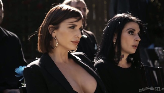 Pornobild Witwer fickt böse und sexhungrige Marley Brinx direkt bei der Beerdigung