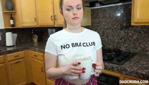 Pornobild Schöne Stieftochter River Fox bekommt ihre Muschi von geilen Stiefvater gefickt