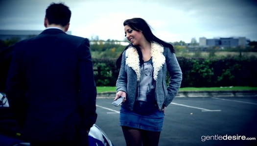 Pornobild Mann, der Verführerin Lucy Devine isst, lässt ihre falschen Brüste spritzen