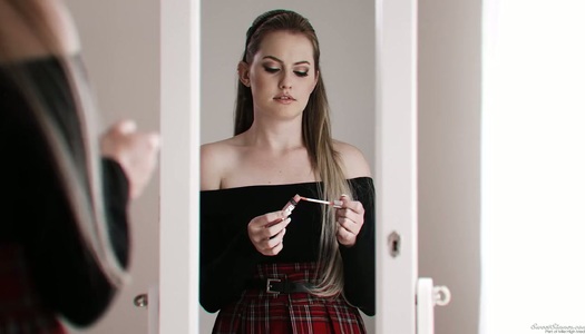 Die fesselnde Verführerin Britney Light wird von einem bärtigen Freund gefickt Porno Bilder