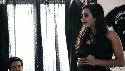 Pornobild Die köstliche tätowierte Nutte Karlee Gray nimmt Sperma auf ihre Brüste