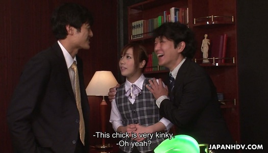 Pornobild Boss und sein Assistent ficken den ungezogenen Praktikanten Aiko Endou direkt im Büro