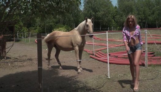 Das whorish russische Küken Katrin Tequila genießt Bukkake nach einem verrückten Gangbang-Sex im Freien Porno Bilder