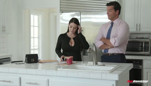 Die vollbusige australische Milf Angela White nimmt einen Schwanz zwischen ihre großen Brötchen Porno Bilder