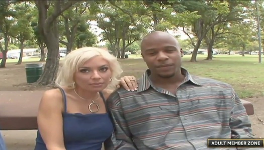 Pornobild Hurenfrau Lisa Lennox ist gespannt auf einen großen weißen Schwanz vor ihrem schwarzen Ehemann