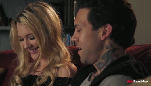 Pornobild Der tätowierte Typ fickt die attraktive GF-Schwester Kenna James