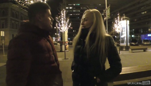 Hypnotisierende große springende Brüste von sexhungriger blonder Nutte Kayla Green Porno Bilder