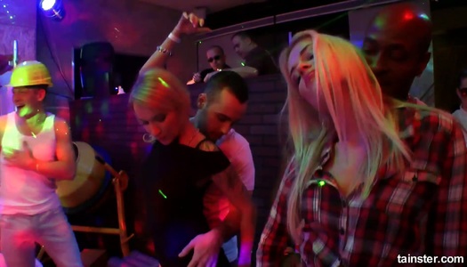 Pornobild Verführerische vollbusige und vollbusige Girls werden auf der Party von heißen Typen gefickt