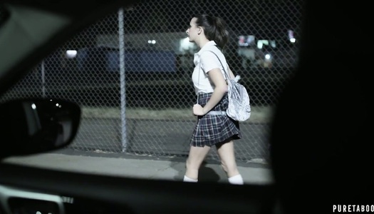 Die sexy Studentin im Kiltrock Ashley Adams wird von einem Fremden aufgegriffen und gefickt Porno Bilder