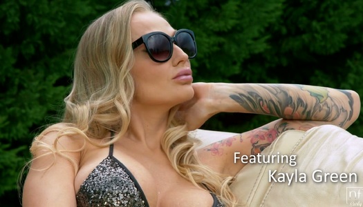 Tätowierte Milf im Bikini Kayla Green bekommt große falsche Brüste nach dampfender Pussy Pounding Szene gespritzt Porno Bilder