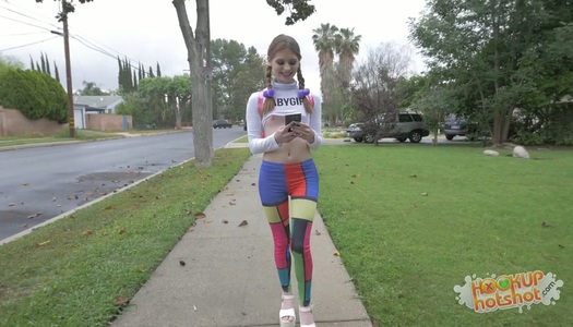 Pornobild Das junge Mädchen Alice wird von einem heißblütigen Kerl von der Hookups-Seite gefickt