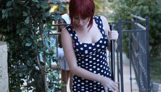 Pornobild Die verführerische Hottie Zoey Nixon leckt leckere Muschi von sexy GF