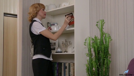 Pornobild Dünne reife Frau Eichhörnchen spielt mit ihrer bösen und unersättlichen Muschi