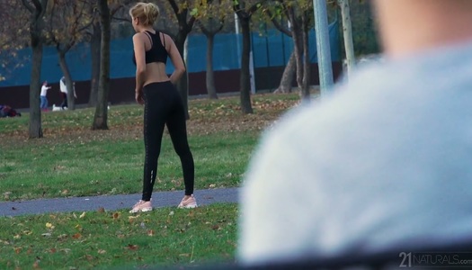 Das Analloch von Sarah Cute ist auf einem harten und großen Schwanz aufgespießt Porno Bilder