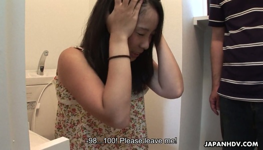 Versauter Kerl gibt seiner schüchternen und süßen Freundin Ruri Yoshikawa einen Einlauf Porno Bilder