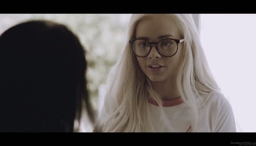 Nerdige Blondine in Brille Elsa Jean wird von dem tätowierten frechen Mädchen Joanna Angel gefickt Porno Bilder