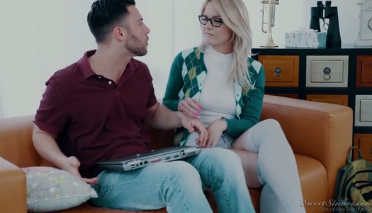 Pornobild Sex-Appeal Teen Lisey Sweet bekommt ihre Muschi zugeschlagen und cremig