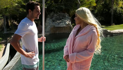 Pornobild Knockout Die kubanische Blondine Luna Star reitet einen Schwanz und lässt ihren nassen Muff rammen