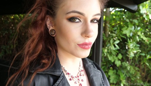 Pornobild Die rothaarige Schlampe Anna De Ville wird von mehreren geilen und gut ausgestatteten Hengsten gefickt