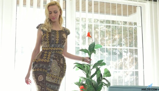 Pornobild Das blonde Küken Affina Kisser masturbiert ihre glatte leckere Muschi