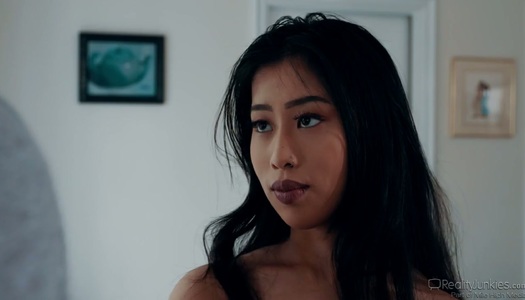 Pornobild Die asiatische Hottie Jade Kush erwischte ihren perversen Stiefvater, der an ihrem Höschen schnüffelte