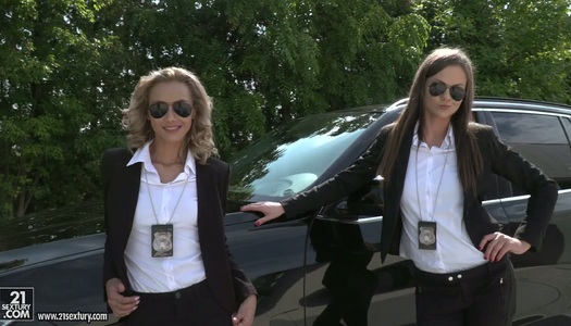 Pornobild Das freche Mädchen Tina Kay genießt Dreier-Sex, der mit einer Arsch-zu-Mund-Episode endet