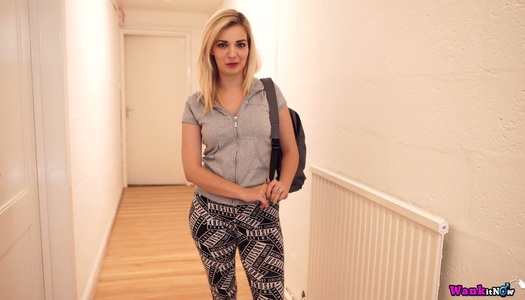 Pornobild Das nette Küken Dolly zeigt ihre leckere Muschi und ihre schönen Ninnies