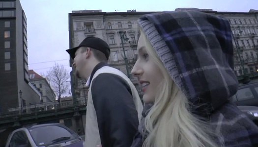 Pornobild Der juggy blonde Angel Wicky wird von einem geilen Kerl aufgegriffen und hart gefickt