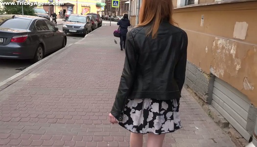 Tricky Porn Agent fickt ziemlich heiße russische rothaarige Studentin Lili Fox Porno Bilder