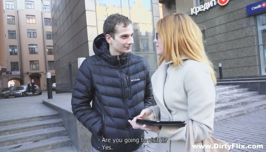 Rothaariges nerdiges Mädchen in Brille Renata wird beim ersten Date gelegt Porno Bilder