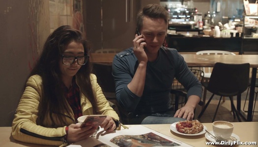 Nerdy Brünette in Brille Little Candy wird von geilen Kerl hart gefickt Porno Bilder