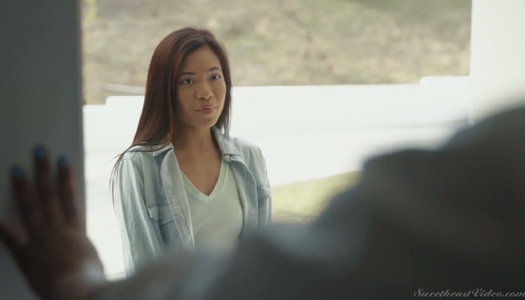 Das dünne asiatische Babe Vina Sky wird mit der Milf von Ebenholz nebenan vertraut Porno Bilder