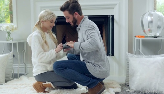 Pornobild Die zierliche blonde Piper Perri liebt ihren neuen Freund am Kamin