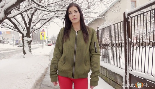 Pornobild Slutty Chick in zerrissenen Yogahosen Bea C wird von einem versauten Kerl gefickt und cremig gemacht