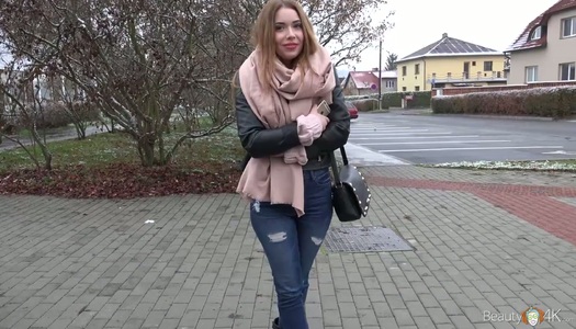 Pornobild Das hübsche Babe Sophie Luuna wird am frühen Morgen von einem geilen Fremden gefickt