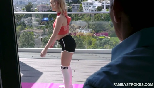 Pornobild Die versaute Stieftochter Natalie Knight neckt mit leckerer Muschi in zerrissenen Shorts