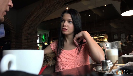 Pornobild Whorish Brunette mit leckerem Arsch Riana G trifft sich mit kaum bekanntem Kerl