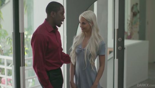 Pornobild Wunderschönes kleines blondes Küken Elsa Jean bekommt ihren Mund und ihre Muschi geschwärzt