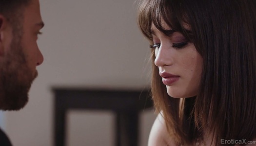 Pornobild Die schöne Geliebte Liv Wild bekommt ihre haarige Muschi gefickt und gespritzt